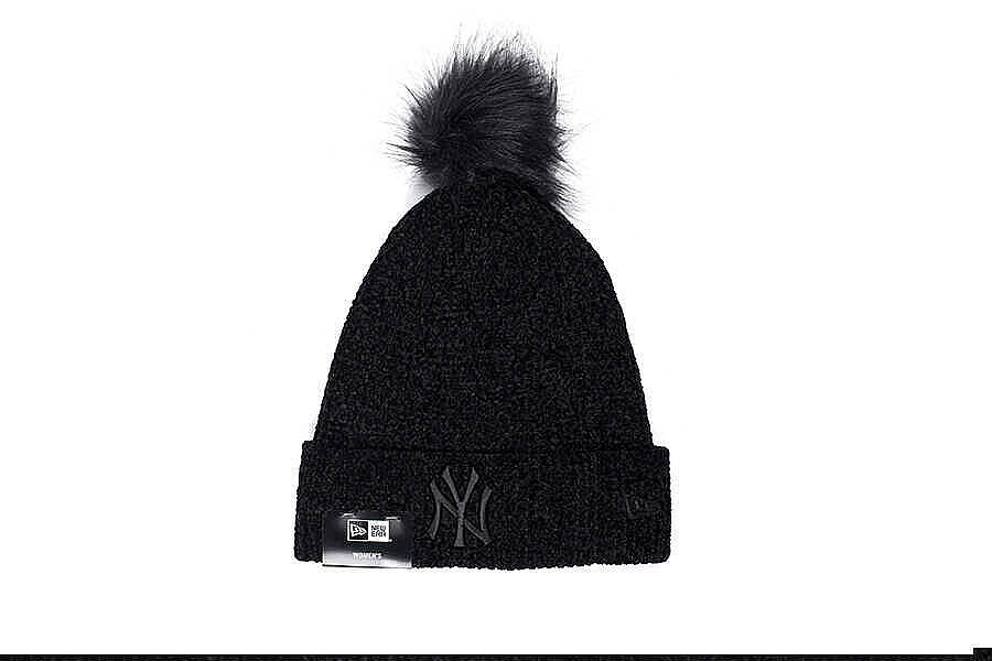New Era 60284833 WMNS CHENILLE BOBBLE BEANIE NEYYAN BLK - 1